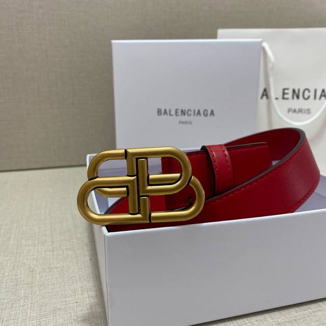宽度30Mm 本命年红色腰带安排上 巴黎世家 Balenciaga 是法国的奢侈品牌 作为时尚界最具影响力品牌之一的地位 设计师源于 都市时尚潮流独特的设计风格