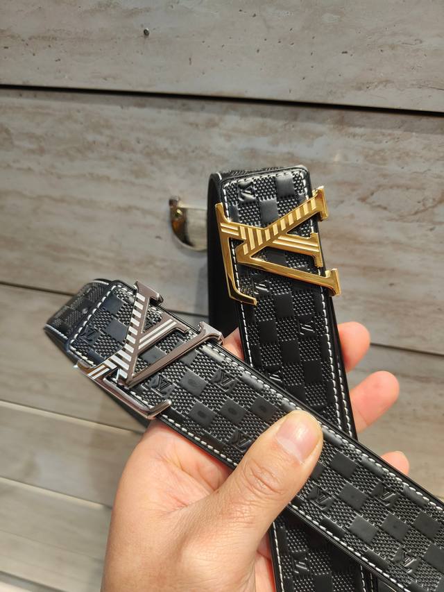 L家 皮带采用小牛皮压花 搭配新款纯钢扣 打造高雅考究的造型 宽3.8Cm 长度可调节 达到量身定制般的修身效果