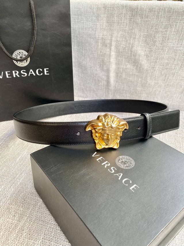 宽度4.0Cm Versace 范思哲 此款山羊皮腰带的搭扣饰有品牌标志性的金 银色闪光virtus五金配件