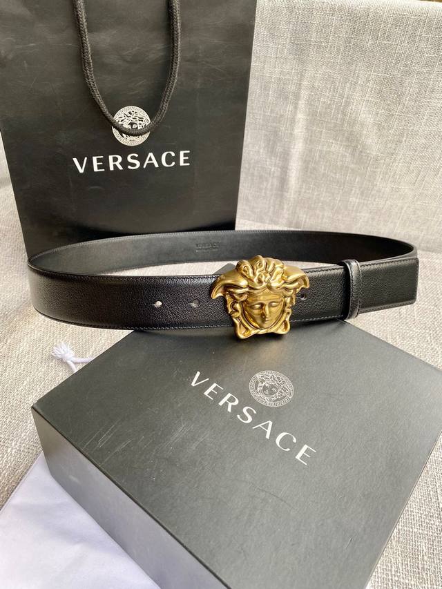宽度4.0Cm Versace 范思哲 此款山羊皮腰带的搭扣饰有品牌标志性的金 银色闪光virtus五金配件