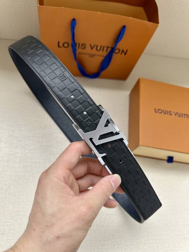 3.4宽 Louis Vuitton 2023新款春夏秋装秀首次亮相的设计 以monogram皮革压格观感 点缀lv字母搭扣