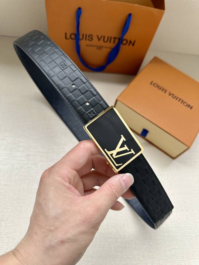 3.4宽 Louis Vuitton 2023新款春夏秋装秀首次亮相的设计 以monogram皮革压格观感 点缀lv字母搭扣