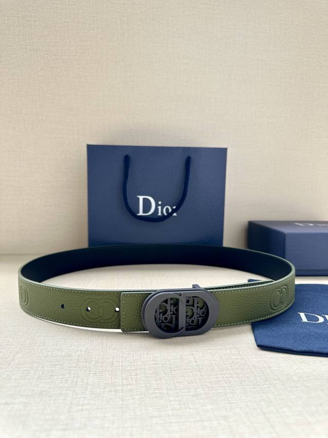 代购级 迪奥男士腰带 Dior 这款 35毫米双面腰带结合典雅气质与摩登风范 一面则采用迪奥灰粒面牛皮革 另一面则采用同色调压花 Cd Icon 标志 长度可调 - 点击图像关闭