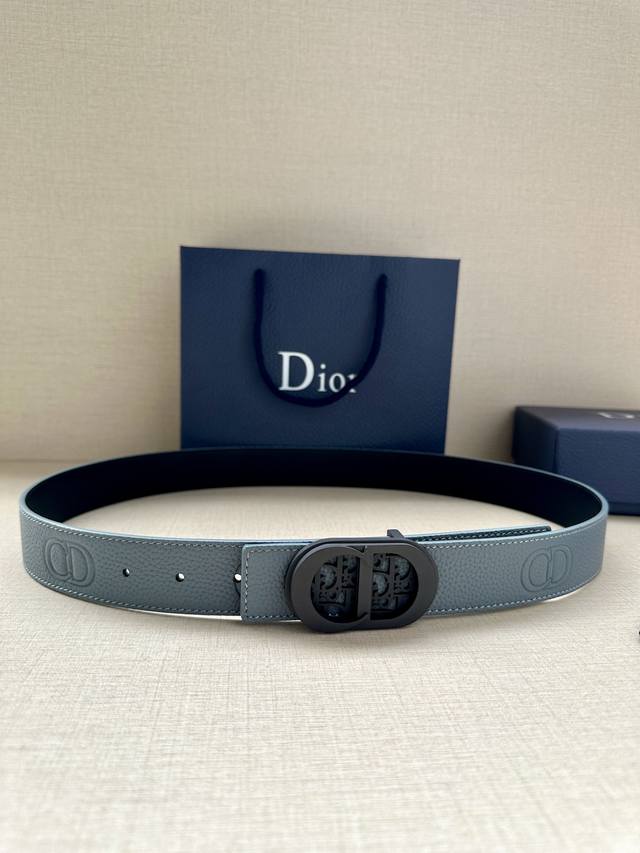 代购级 迪奥男士腰带 Dior 这款 35毫米双面腰带结合典雅气质与摩登风范 一面则采用迪奥灰粒面牛皮革 另一面则采用同色调压花 Cd Icon 标志 长度可调