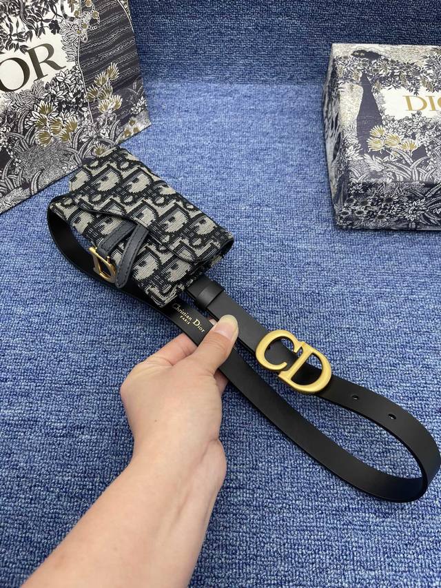 迪奥 Cm 特 这款 30 Montaigne Avenue 腰带从同名手袋汲取灵感 采用黑色光滑 牛皮革精心制作 质感柔软 设计优雅 饰以富有光泽的新款金色饰