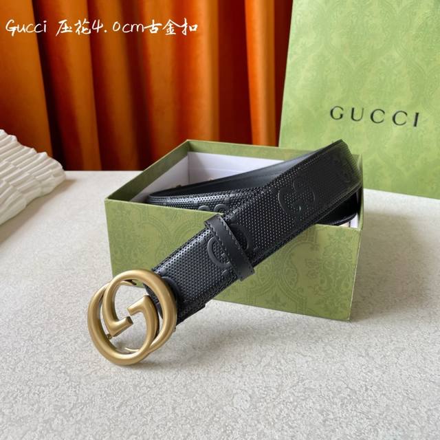 特 Gucci 互扣式双g带扣腰带 采用热压印技术的gucci Signature皮革精制而成 触感厚实 印花图案清晰分明 时尚经典百搭款 皮带宽度 Cm