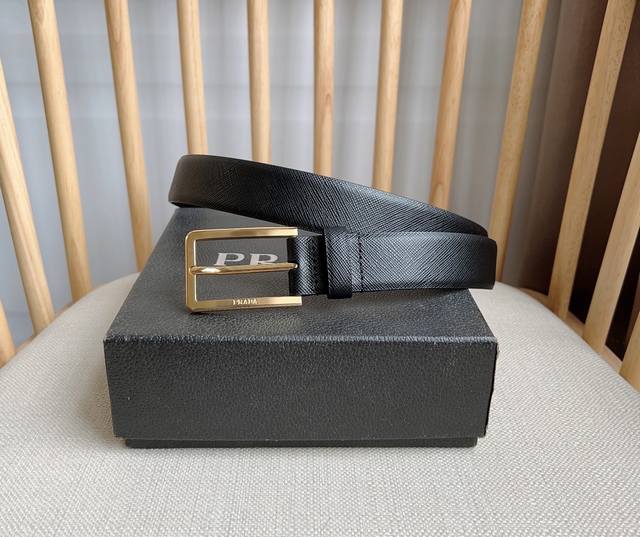 Prada 普拉达 专柜最新款 这款简约而精致的腰带取材标志性的saffiano皮革打造 配以雕刻式徽标金属搭扣 宽