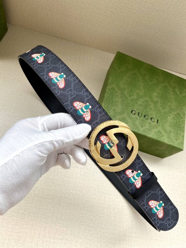 宽度 Cm Gucci 蜜蜂图案是gucci动物王国中的标志性元素之一 在这款配饰中焕新演绎为卡通风格设计 这款腰带融合了经典蜜蜂元素和双g图案 突显品牌悠久的