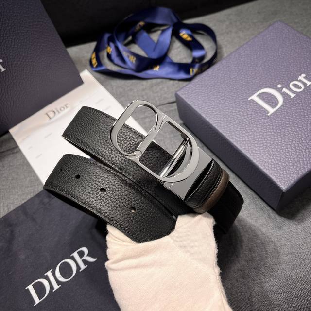 特 Dior 这款 35毫米双面腰带结合典雅气质与摩登风范 一面则采用迪奥灰粒面牛皮革 另一面则采用同色调压花 Cd Icon 标志 长度可调节 可搭配各式 3 - 点击图像关闭