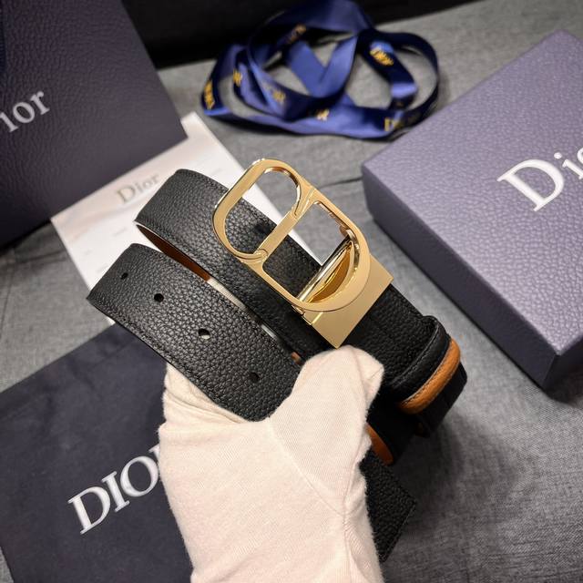 特 Dior 这款 35毫米双面腰带结合典雅气质与摩登风范 一面则采用迪奥灰粒面牛皮革 另一面则采用同色调压花 Cd Icon 标志 长度可调节 可搭配各式 3