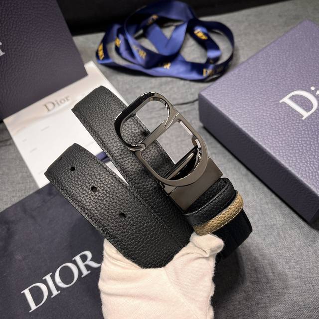 特 Dior 这款 35毫米双面腰带结合典雅气质与摩登风范 一面则采用迪奥灰粒面牛皮革 另一面则采用同色调压花 Cd Icon 标志 长度可调节 可搭配各式 3