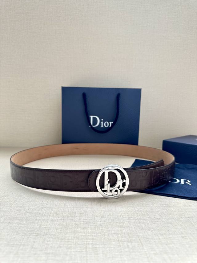 Dior 这款金属覆层黄铜腰带扣是二零二四春季系列新品 展示 Cd Icon 标志和 Oblique Cosmo 图案 致敬 Dior 的经典图案 可与各式 3 - 点击图像关闭