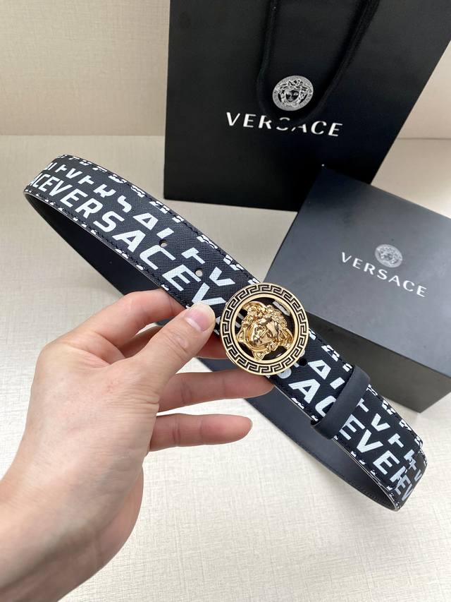 特 宽度 Cm Versace 范思哲 此款原版皮带饰有versace品牌标志 3D美杜莎皮带扣 这也是palazzo系列的一部分 - 点击图像关闭