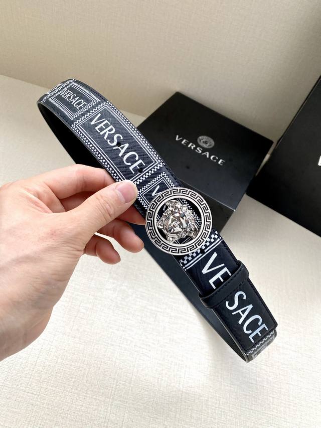 特 宽度 Cm Versace 范思哲 此款原版皮带饰有versace品牌标志 3D美杜莎皮带扣 这也是palazzo系列的一部分