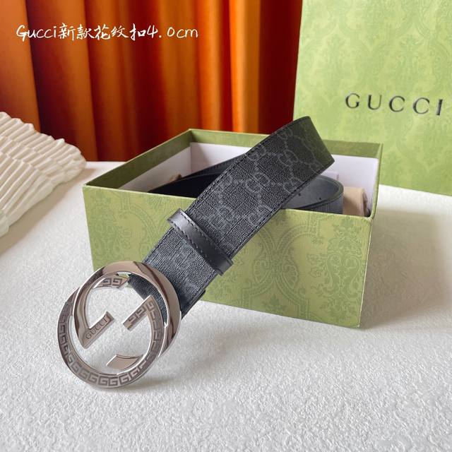特 Gucci 互扣式双g带扣腰带 采用热压印技术的gucci Signature皮革精制而成 触感厚实 印花图案清晰分明 时尚经典百搭款 皮带宽度 Cm