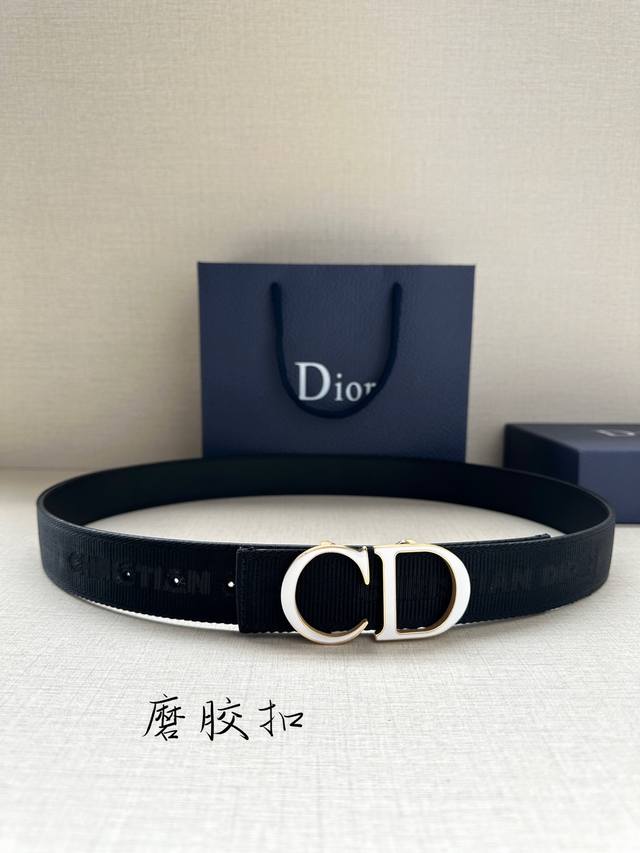 特 宽度3.5 Cm Dior 迪奥两面腰带款式迷人多样 采用多种材质精心打造 为各式廓形增添点睛之笔 彰显优雅醒目的气质 向迪奥钟爱的细节艺术致敬 彰显非凡的