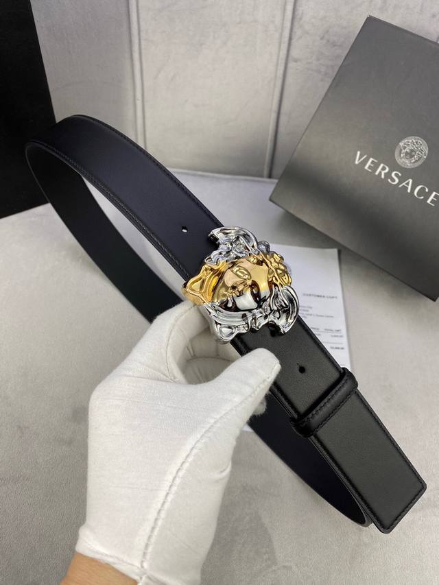特 宽度4.0Cm Versace 范思哲 此款柔软的平纹皮带饰有金、银双色3D美杜莎腰带扣，可搭配正装或休闲牛仔装。