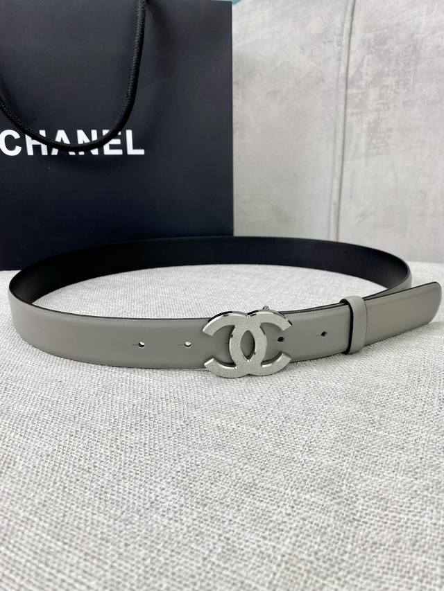 特 宽度3.0Cm Chanel 香奈儿 女士腰带皮带新款柔软的进口小牛皮金 银压砂面金属钢扣。