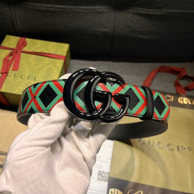 特 古奇，宽4.0Cm， 新款 经典双g标识是gucci系列产品的标志性象征，这一设计元素与富有趣味感的十字交叉印花匠心呈现在这款黑色皮革腰带上。红绿配色呈现品