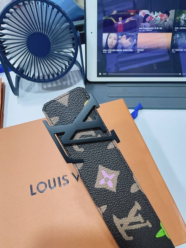 特 Louis Vuitton[正]经典原单品质，经典印花面配原版平纹皮，搭配原单精品扣，精工制作，细节看图，实物拍摄，高端奢华，宽度4.0Cm