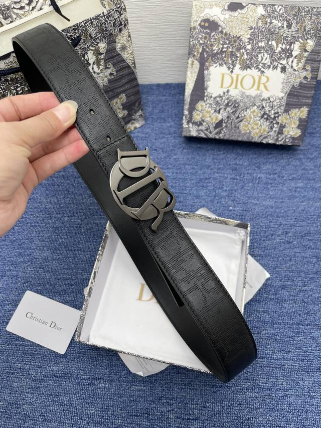 迪奥550 3.5Cm。 特 这款 Montaigne Avenue 腰带从同名手袋汲取灵感，采用黑色光滑 牛皮革精心制作，质感柔软，设计优雅，饰以富有