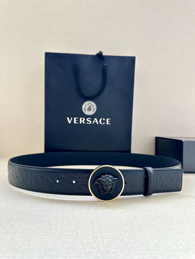 宽度4.0Cm Versace 范思哲 此款柔软的皮带饰3D美杜莎腰带扣，可搭配正装或休闲牛仔装。