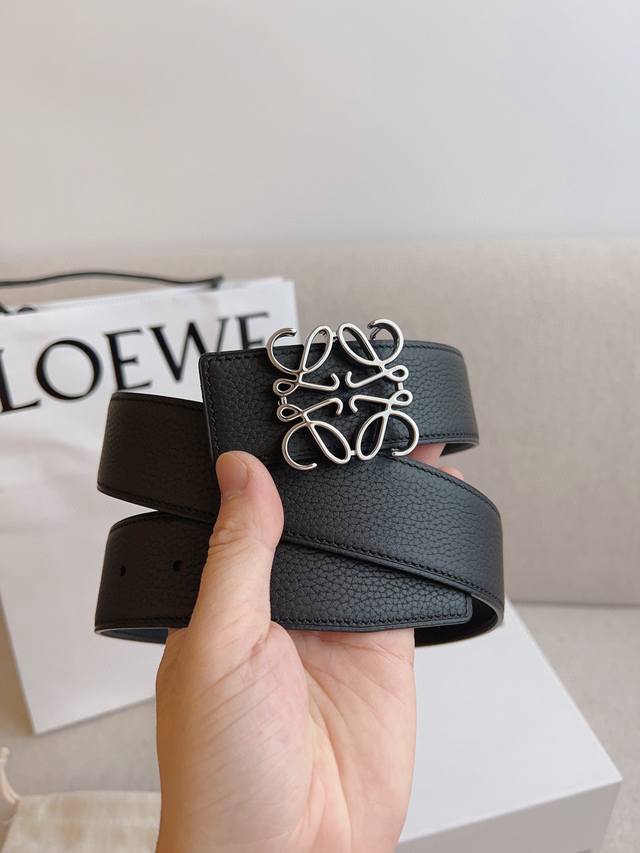 Loewe.罗意威 全套包装 产品打造成兼具实用性及独特性的时尚精品。Loewe罗意威采用卓越工艺，简约造型，精美材质质量，致力打造针对不同生活领域的时