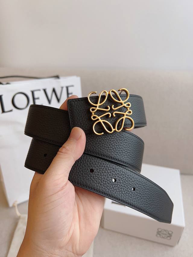 Loewe.罗意威 全套包装 产品打造成兼具实用性及独特性的时尚精品。Loewe罗意威采用卓越工艺，简约造型，精美材质质量，致力打造针对不同生活领域的时