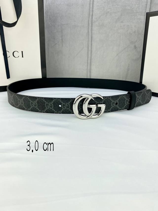 宽度3.0Cm Gg Marmont系列每一季都会推陈出新，为灵感源于70年代的标志性gg配件注入现代精髓。Supreme帆布印花 腰带反面采用黑色皮革材质，款