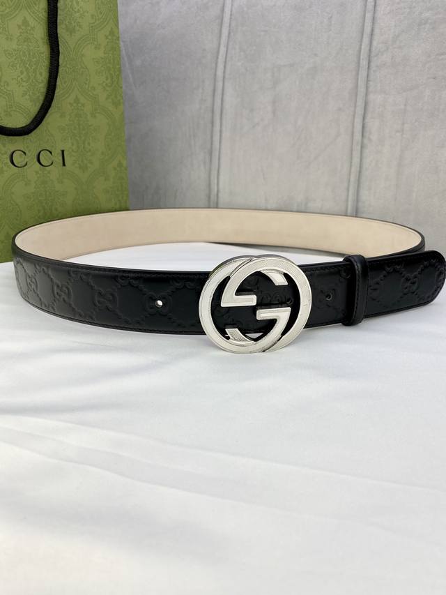宽度4.0 Gucci互扣式双g带钢扣腰带，采用光滑原版小牛皮热压印技术的gucci Signature皮革精制而成，触感厚实，印花图案清晰分明。