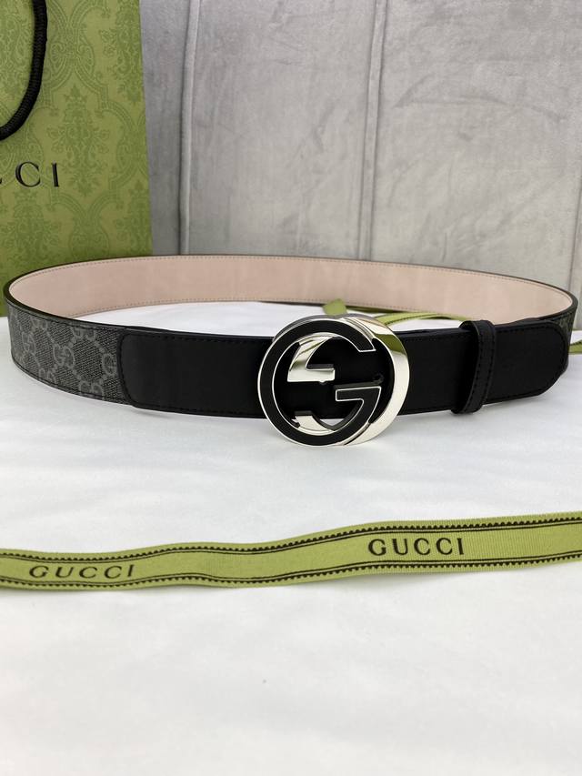 宽度4.0Cm Gucci 这款腰带在季节系列中惊艳亮相，采用以标志性米色 乌木色组合呈现的品牌双g字母交织图案，与黑色皮革材质相得益彰。双g 6.0Mm厚度钢