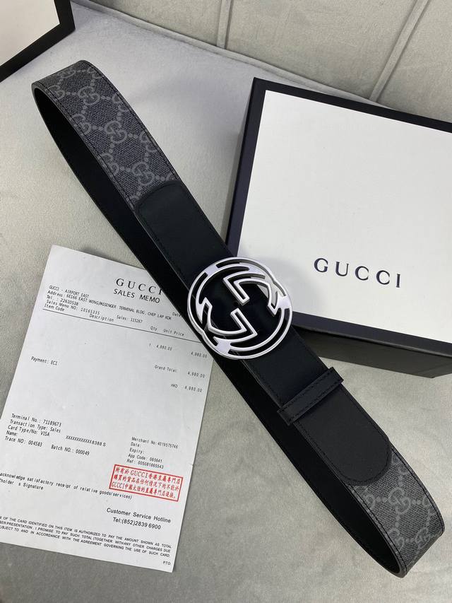 宽度4.0Cm Gucci 这款腰带在早秋系列中惊艳亮相，采用以标志性米色 乌木色组合呈现的品牌双g镂空字母交织图案，与黑色皮革材质相得益彰。双g搭扣采用做旧效 - 点击图像关闭