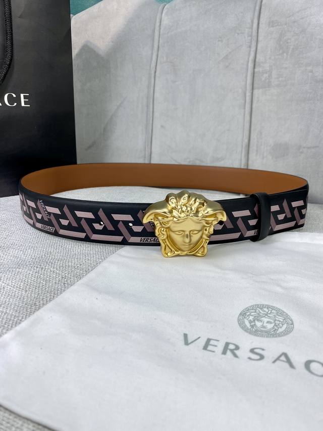 宽度4.0 Cm Versace 范思哲 此款经典的versace腰带由柔软的小牛皮制成，饰有la Greca印花，并配有3D美杜莎腰带扣。