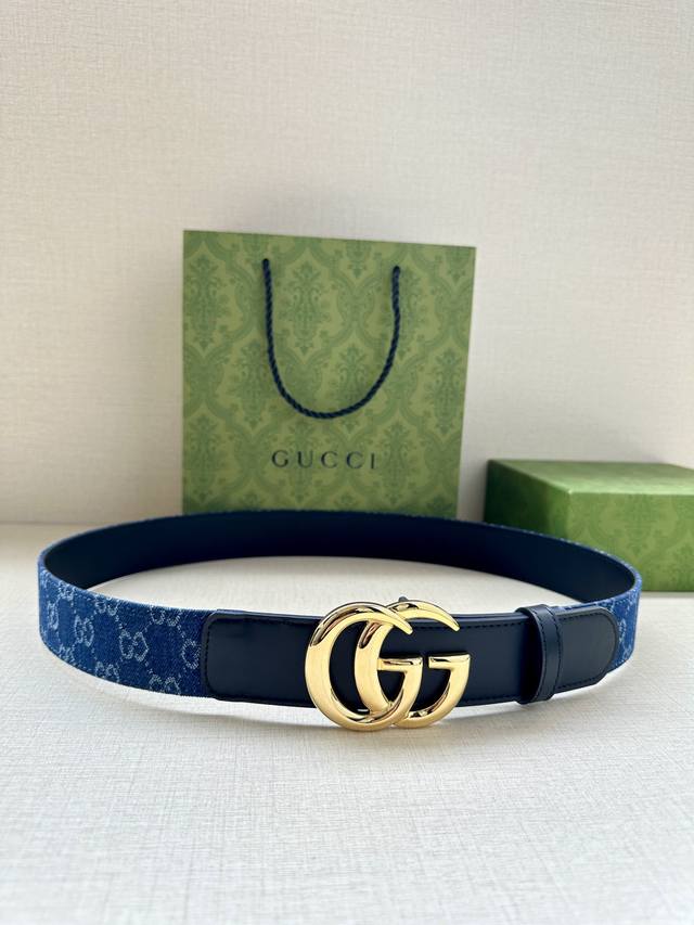 宽度3.8Cm Gucci 每一季，品牌标识都会吐故纳新，于经典之中融入新意。在这款腰带上，经典gg标识以亮眼之姿生动呈现，与双g造型配件相得益彰。 蓝