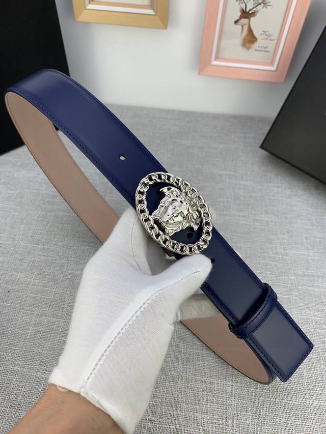 宽度4.0Cm Versace 范思哲 此款腰带采用进口开边珠光滑平纹 两面头层牛皮制造，并饰有标志性的美杜莎链条五金配件。