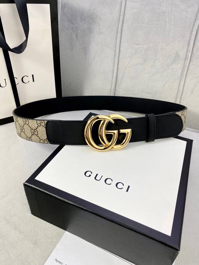 宽度4.0Cm Gucci 这款腰带在早秋系列中惊艳亮相，采用以标志性米色 乌木色组合呈现的品牌双g字母交织图案，与黑色皮革材质相得益彰。双g搭扣采用做旧效果，