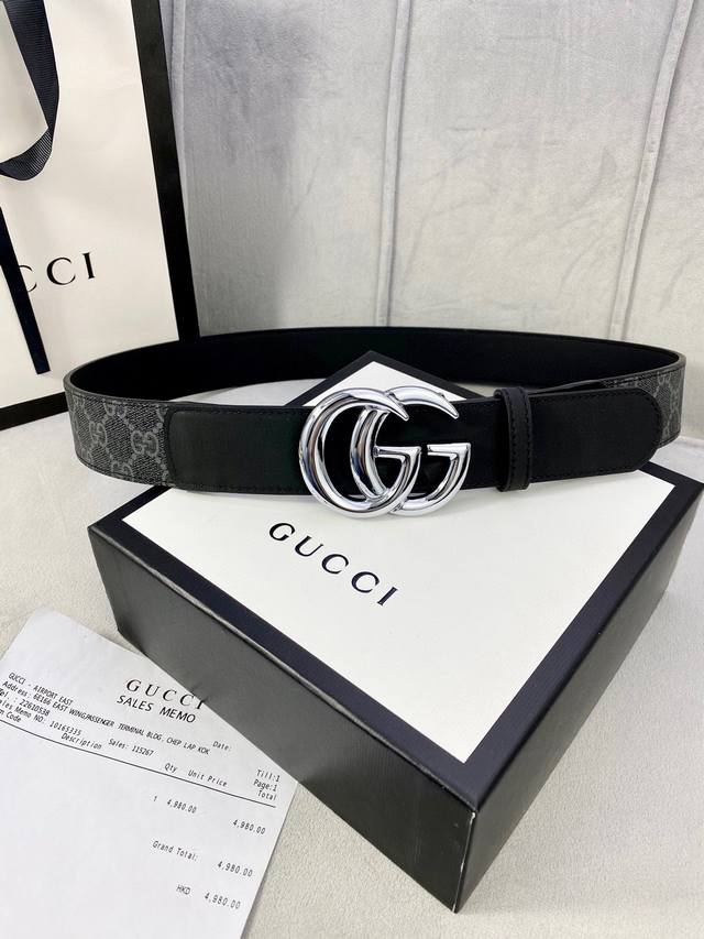 宽度4.0Cm Gucci 这款腰带在早秋系列中惊艳亮相，采用以标志性米色 乌木色组合呈现的品牌双g字母交织图案，与黑色皮革材质相得益彰。双g搭扣采用做旧效果，