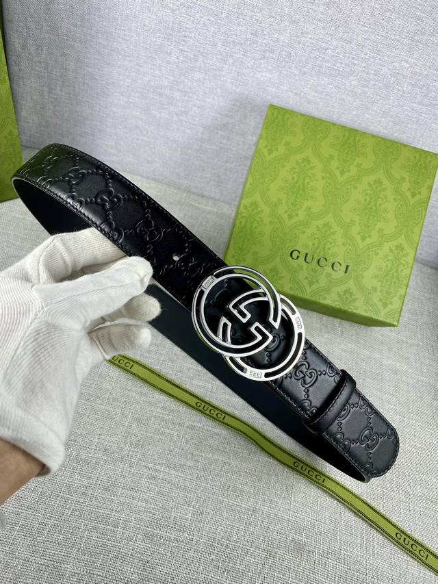 宽度4.0Cm Gucci Marmont系列每一季都会推陈出新，为灵感源于70年代的标志性gg钢扣配件注入现代精髓。这款钻石gg 热压经典款腰带反面采用两面头