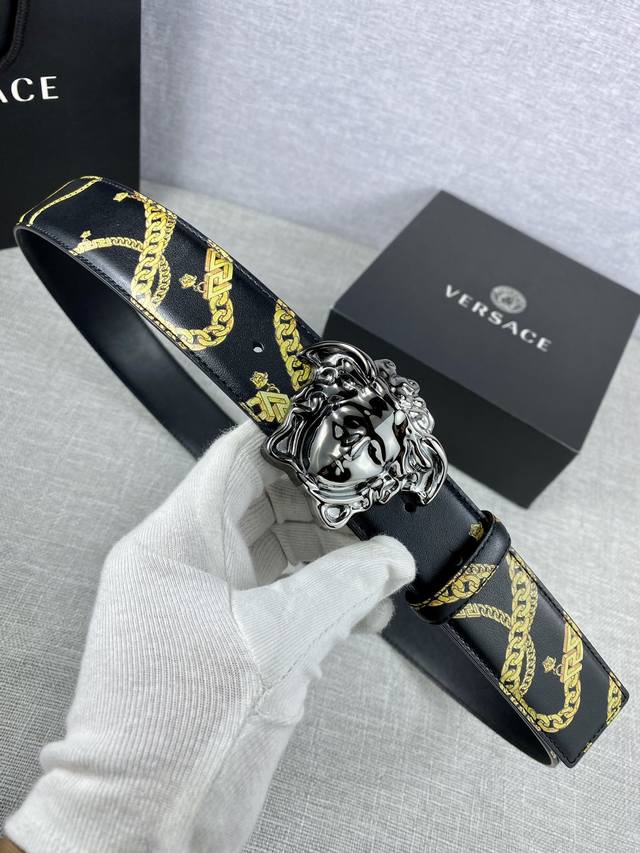 宽度3.8Cm Versace 范思哲 此款个性腰带由小牛皮制成，饰有链条印花，并配有标志性美杜莎五金搭扣配件。