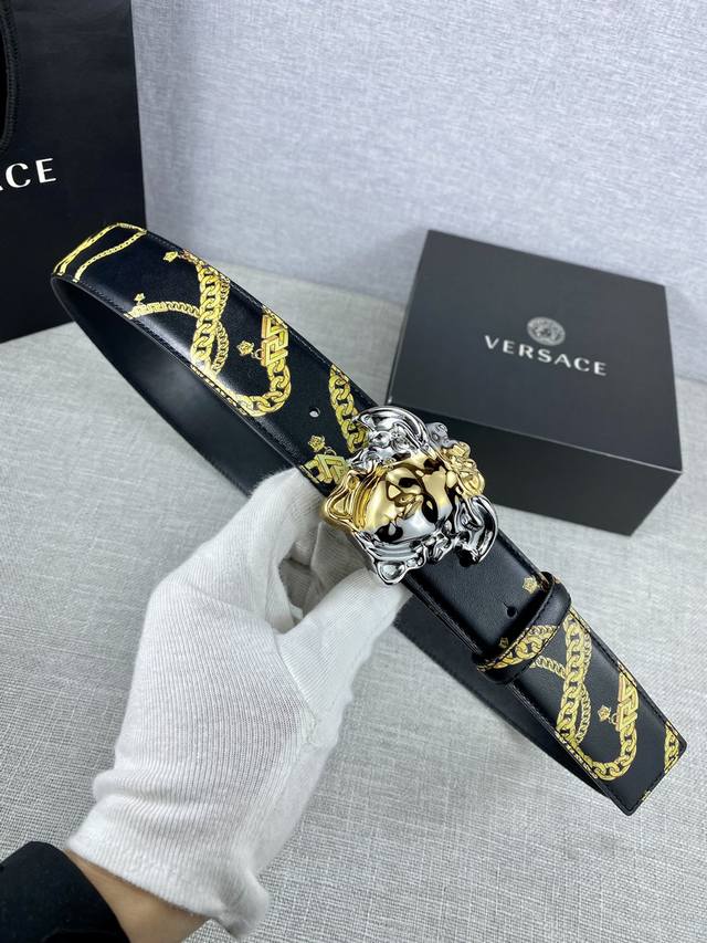 宽度3.8Cm Versace 范思哲 此款个性腰带由小牛皮制成，饰有链条印花，并配有标志性美杜莎五金搭扣配件。
