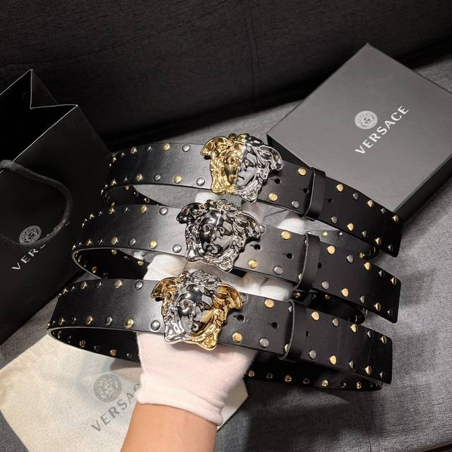 特 范思哲 宽4.0Cm 新款 皮革腰带，以经典 Versace 美杜莎头像装饰，皮带配有闪亮双色五金，增添造型魅力。完美时尚必备单品。