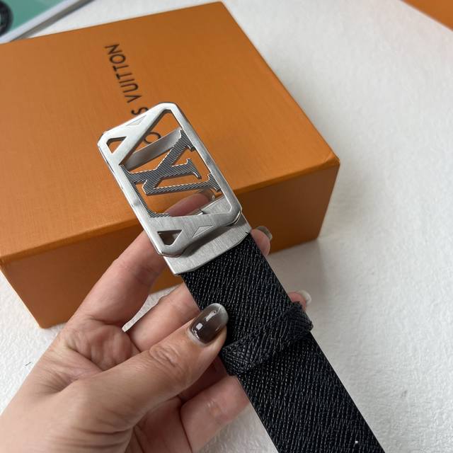 特 品牌： 路易威登 新款进口小牛皮，手感细腻柔软。搭配纯钢自动精品钢扣，男士必备！宽度：3.5Cm