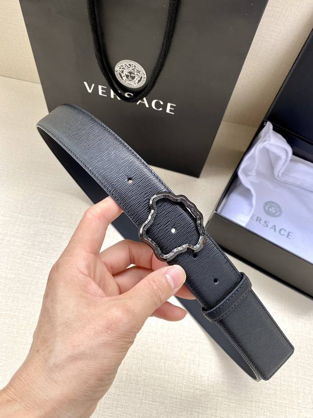 特 Versace 宽度3.8Cm 此款时尚的腰带采用粒面小牛皮革精制而成，饰有立体美杜莎搭扣。