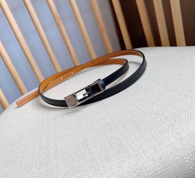 Loewe 罗意威 专柜最新同款腰带 选用光滑牛皮革窄款腰带 配有anagram挂锁针扣 卓越的工艺 个性的造型 精美的材质 宽:1.0Cm