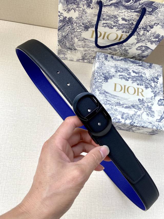 特 宽度3.5Cm Dior这款腰带扣采用“Cd”标志造型，以金属覆层黄铜精心打造。可与各式35毫米腰带搭配，提升格调，打造优雅精致的造型。 牛皮革双面腰带融合 - 点击图像关闭