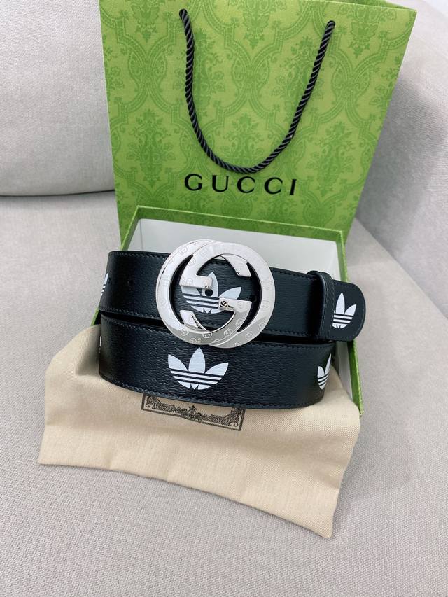 特 Adidas X Gucci Gg Marmont系列腰带，作为adidas X Gucci联名系列之一，这款皮革腰带饰有gucci Trefoil印花。A - 点击图像关闭