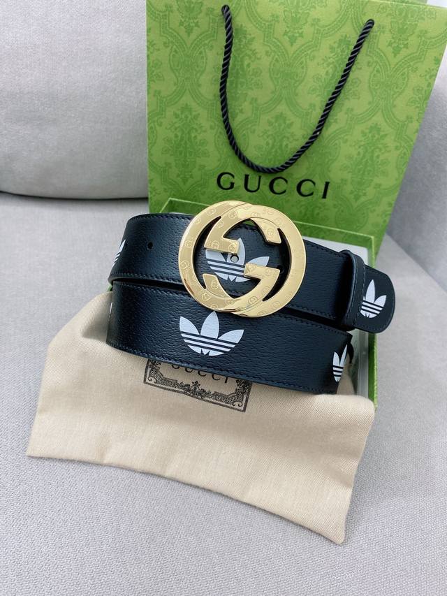 特 Adidas X Gucci Gg Marmont系列腰带，作为adidas X Gucci联名系列之一，这款皮革腰带饰有gucci Trefoil印花。A