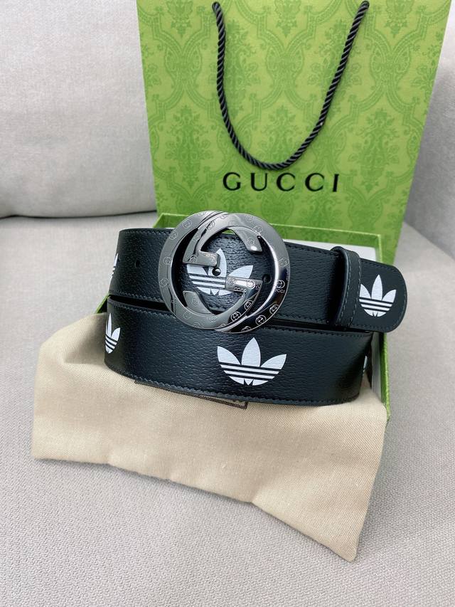 特 Adidas X Gucci Gg Marmont系列腰带，作为adidas X Gucci联名系列之一，这款皮革腰带饰有gucci Trefoil印花。A