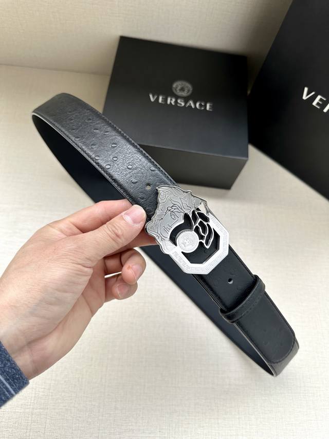 特 宽度4.0Cm Versace 范思哲 标志：腰带扣上的镂空美杜莎，赋予该款palazzo腰带很高的辨识度。腰带采用饰有mock Croc印花的柔软牛皮革制 - 点击图像关闭