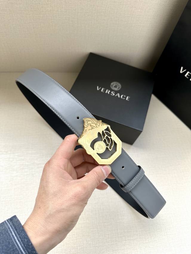 特 宽度4.0Cm Versace 范思哲 标志：腰带扣上的镂空美杜莎，赋予该款palazzo腰带很高的辨识度。腰带采用饰有mock Croc印花的柔软牛皮革制